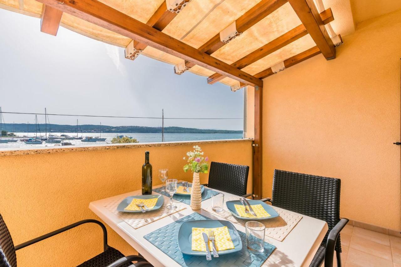 Apartments Insula Aurea Климно Номер фото